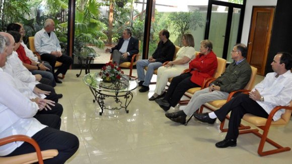 Dialogó Raúl Castro con Maduro y otros funcionarios venezolanos