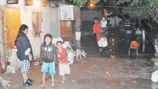 Tormenta y granizada arrasan casas en Anapra
