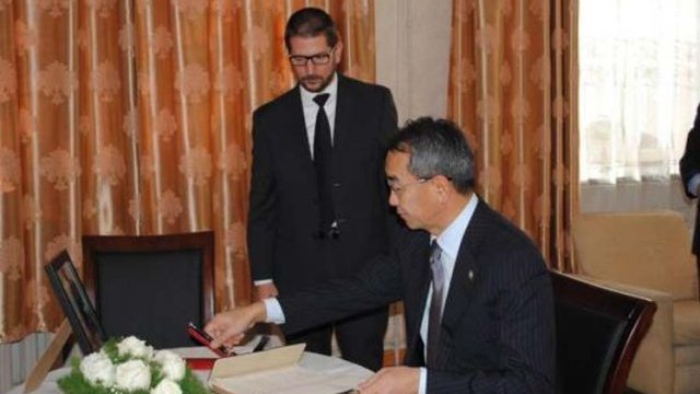 Canciller mongol firma libro de condolencias por deceso de Fidel