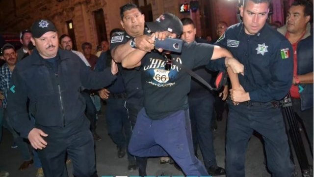 Desalojan con violencia a transportistas del Palacio de Gobierno