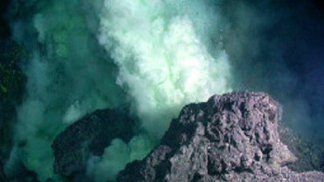Alertan actividad sísmica en volcán submarino; prevén tsunami