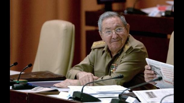 Raúl Castro visita México para relanzar relaciones
