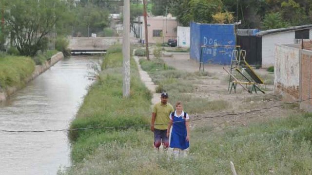 Rescatan a dos mujeres alcoholizadas de la Acequia Madre en Juárez