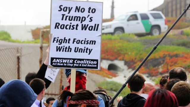 Queman piñata de Trump para manifestar rechazo al muro fronterizo en Mexicali