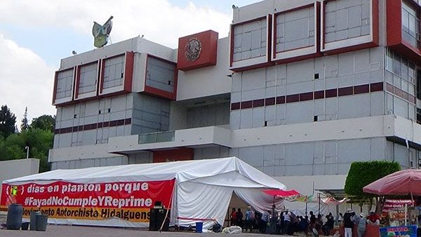A pesar de las inclemencias, continúa el plantón antorchista en Pachuca
