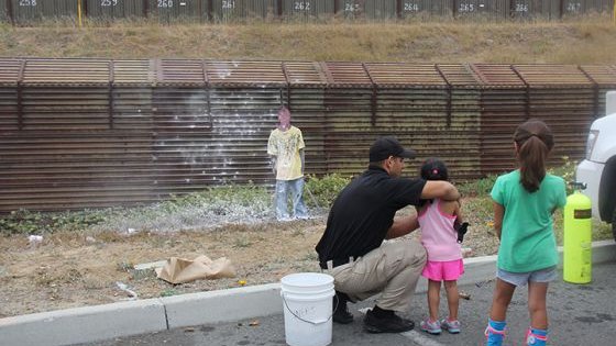 Patrulla fronteriza de EE UU adiestra a niños para disparar contra migrantes 