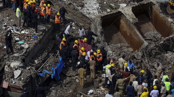 El derrumbe de un edificio deja al menos 43 muertos en Bombay