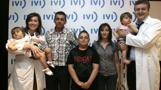 Pareja española procrea a 2 niñas para salvar a su hijo de raro mal