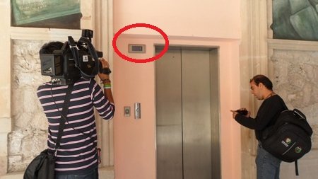 Se quedan atrapados en el elevador del Palacio de Gobierno