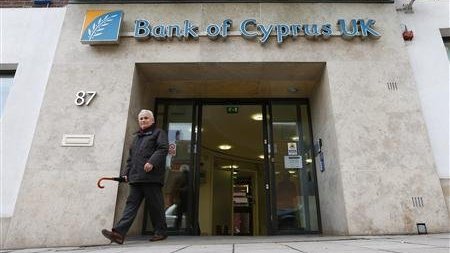 En Chipre, ahorradores salen raspados en rescate de bancos