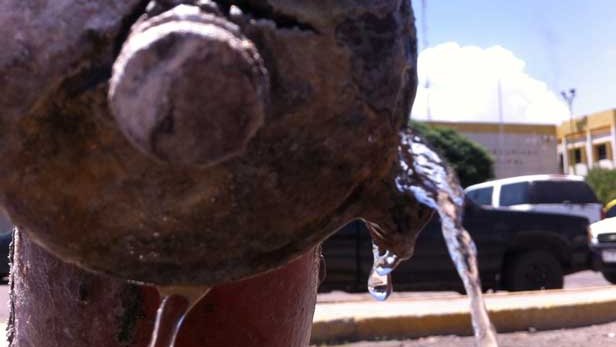Reportan criminal fuga de agua en la Comandancia norte