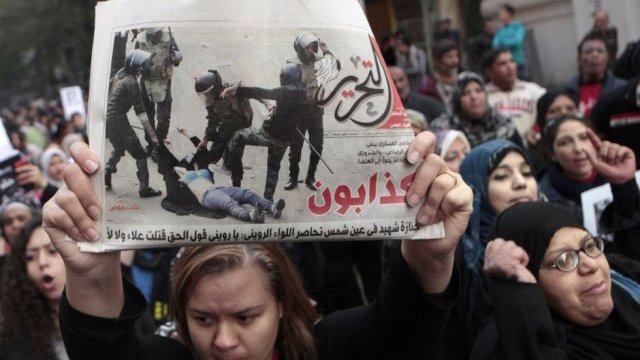 Las mujeres se manifiestan en El Cairo contra los maltratos del Ejército 
