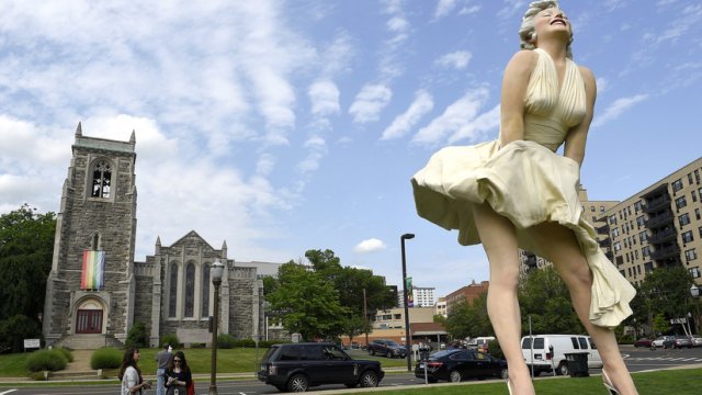 Polémica por una estatua de Marilyn Monroe exponiendo su parte trasera frente a una iglesia