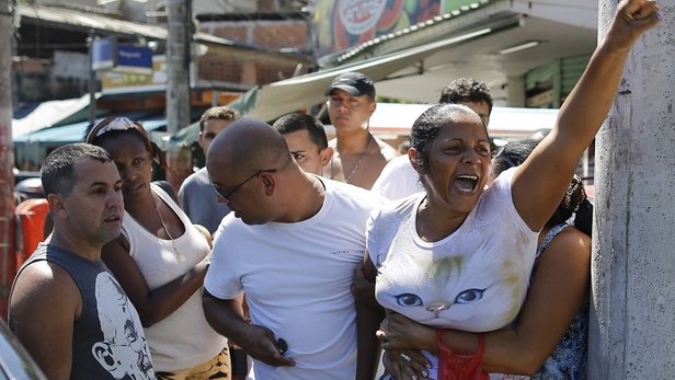 Cientos protestan contra violencia en favelas de Brasil