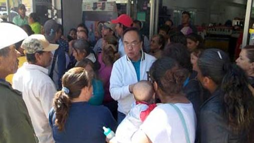 Bloquean clientes Banco Azteca de Cuauhtémoc, por abusos