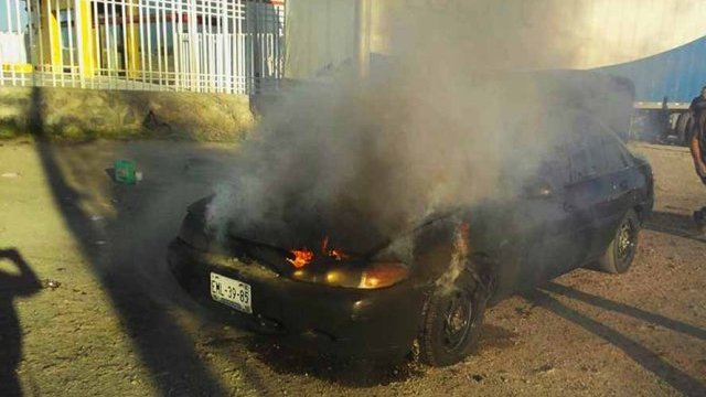 Agente de Tránsito rescató a una familia de un carro incendiado