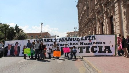 “Duarte, ¡abre las puertas!”, exigen justicia para Ismael Solorio y Manuela Solís