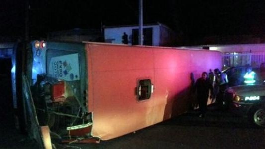 Choque y volcadura de camión urbano deja 30 heridos