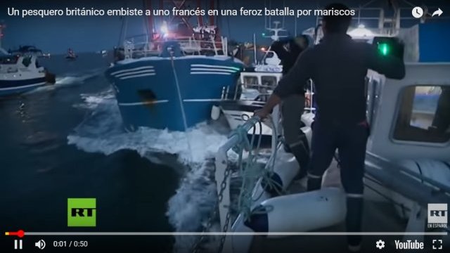 Un pesquero británico embiste a uno francés en una feroz batalla por mariscos