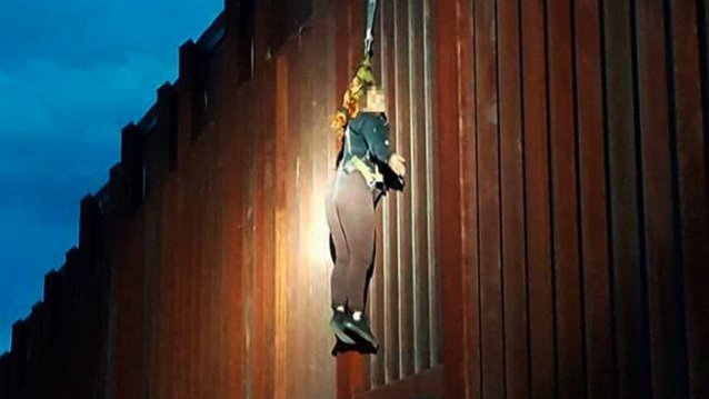 “Polleros” abandonan a una mujer y la dejan colgada del muro fronterizo