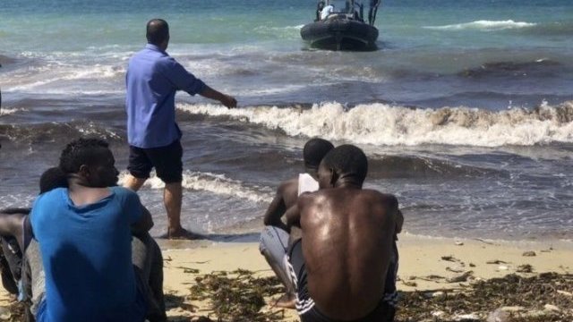 Libia intercepta a 460 migrantes africanos en sus costas