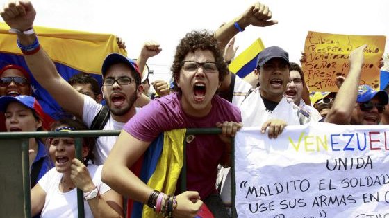 Maduro exige peso de la ley contra agresores del pueblo