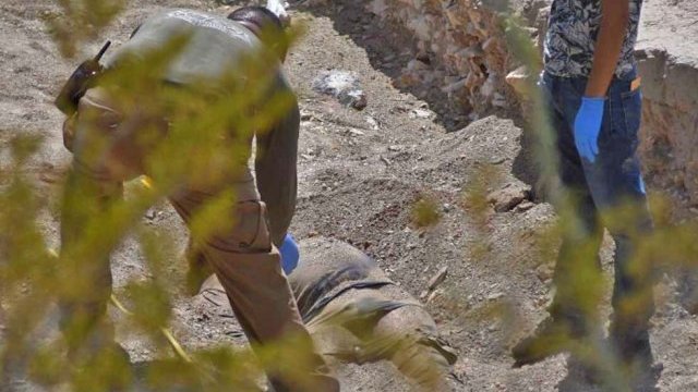 Hallan un cuerpo semienterrado en un arroyo, en Ciudad Juárez