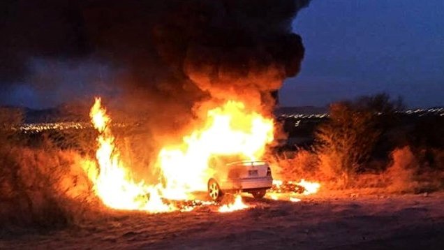 Prende fuego a su auto en protesta por bajos ingresos
