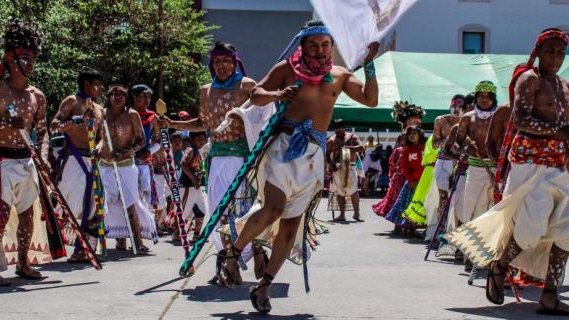 Danzan 400 por la Semana Santa Rarámuri en la Plaza del Ángel