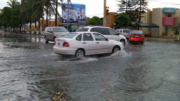 Se inundan calles de la capital en 2 minutos por lluvia