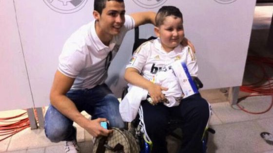 Cristiano Ronaldo ayuda a un niño de nueve años enfermo de cáncer