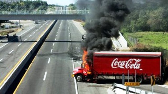 Coca-Cola se niega a pagar a narcos mexicanos y le incendian 5 camiones