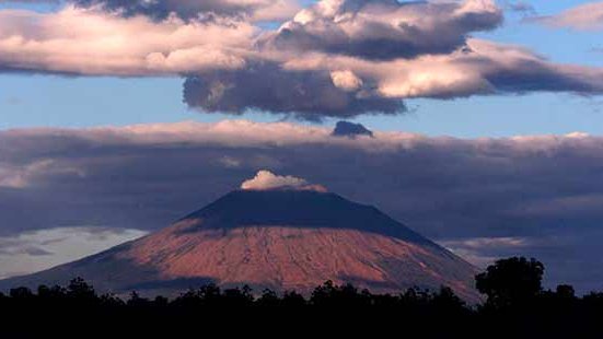 Cesan emanaciones de gases y cenizas de volcán en El Salvador