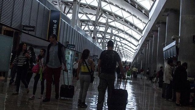 Profeco asesora a turistas en terminales aéreas y de autobuses
