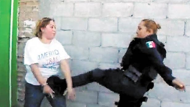 Graban en video a mujer policía pateando a ciudadana