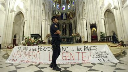 Tras crisis españoles se refugian en iglesias