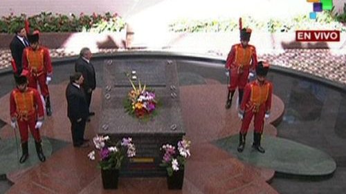 Rinde presidente de Cuba  tributo a Chávez en el Cuartel de la Montaña