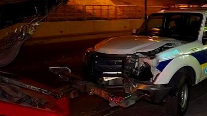 Choca camionetita Mazda contra patrulla de la municipal
