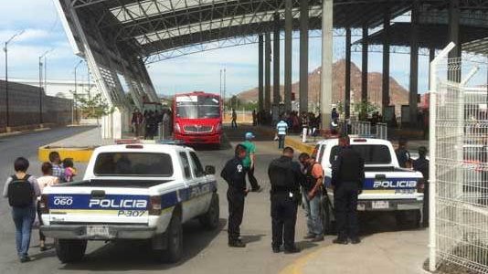 Violencia en nuevo desalojo de ambulantes en la Terminal Sur