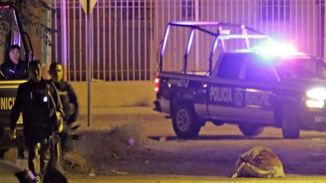 Hallan un hombre asesinado envuelto en una cobija, en Juárez
