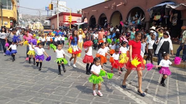 Arranca la fiesta antorchista en Acatlán con desfile cultural 