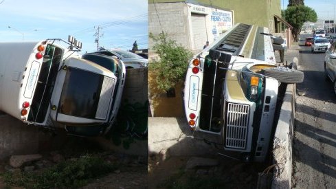 Se echa una pestañita al volante y termina volcando su camión en una casa 