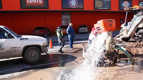 Atiende la JMAS 41 reportes por fugas de agua en las calles