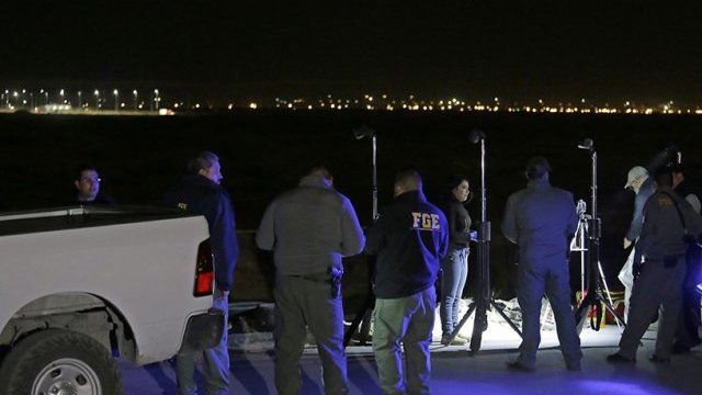 Hallan cuerpo de mujer semienterrado en un baldío, en Juárez