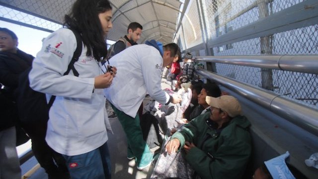 Ocupan migrantes, más de la mitad del puente internacional en Juárez