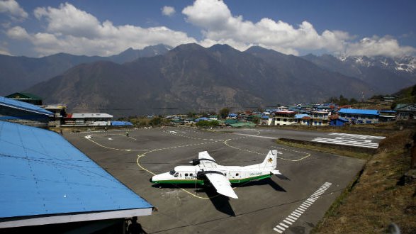 Localizan restos de avión que se estrelló en Nepal