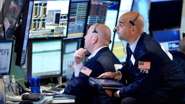 Caen acciones en Wall Street por preocupaciones globales