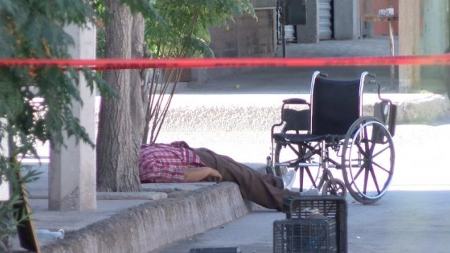 Atacan a balazos a dos hombres en Juárez, muere uno