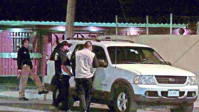 Dejan a hombre ejecutado en una camioneta, en Juárez