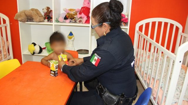 Rescatan a bebé de 2 años en Juárez, deambulaba por la calle.